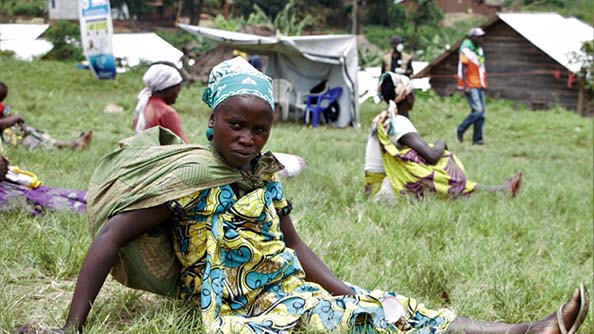 الحفاظ على مسافات أمان أثناء انتظار النازحين داخليًا في شمال كيفو، جمهورية الكونغو الديمقراطية، في أحد مواقع التوزيع التابعة لبرنامج الأغذية العالمي. الصورة: برنامج الأغذية العالمي/بن أنجوانديا