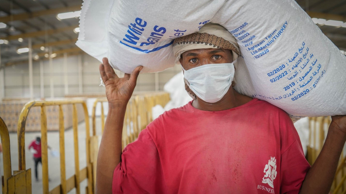 برنامج الأغذية العالمي يطبق تدابير السلامة في المستودعات والموانئ ونقاط التوزيع في اليمن. برنامج الأغذية العالمي/ محمد عوض