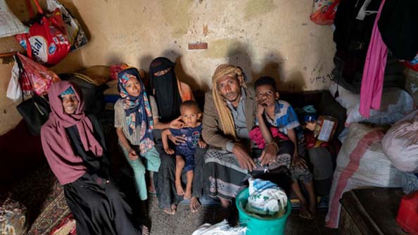 مثل ملايين اليمنيين، يعتمد عرفات وأسرته المكونة من ستة أفراد على المساعدات الغذائية للحصول على قوت يومهم. الصورة: برنامج الأغذية العالمي/محمد عوض