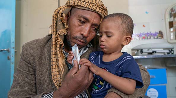 يحتاج سلطان، الابن الأصغر لعرفات، أن يتلقى العلاج من سوء التغذية الحاد الوخيم. الصورة: برنامج الأغذية العالمي/محمد عوض