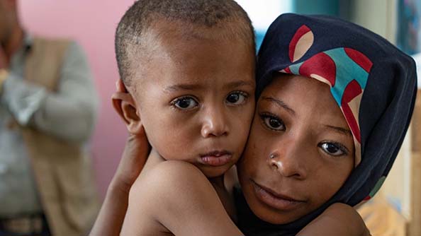 يعاني ما يقرب من نصف أطفال اليمن من التقزم نتيجة لسوء التغذية. الصورة: برنامج الأغذية العالمي/محمد عوض