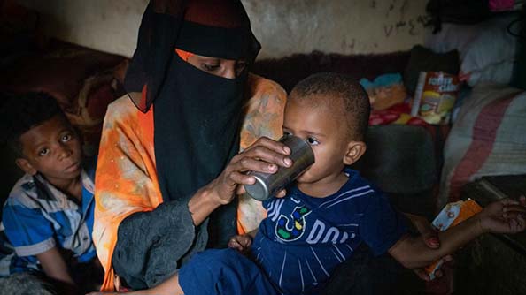 شعرت أم سلطان بالخوف من فقدان طفلها بسبب سوء التغذية. ويتعرض نحو 360 ألف طفل يمني لخطر الموت إذا لم يتلقوا العلاج. الصورة: برنامج الأغذية العالمي/محمد عوض