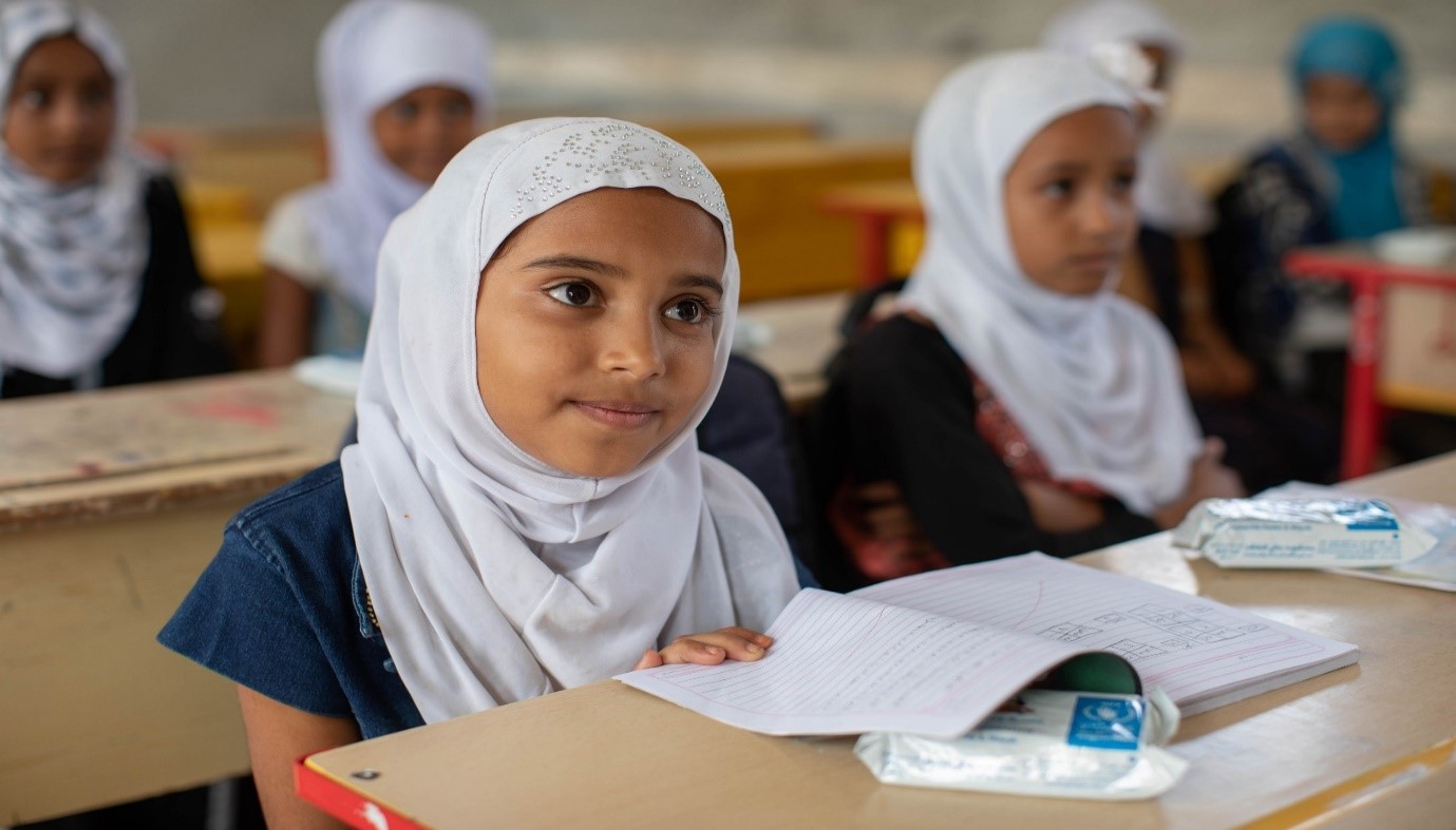   رينا، 8 سنوات، في مدرسة ينفذ فيها البرنامج مشروع التغذية المدرسية في لحج. الصور: برنامج الأغذية العالمي / محمد عوض