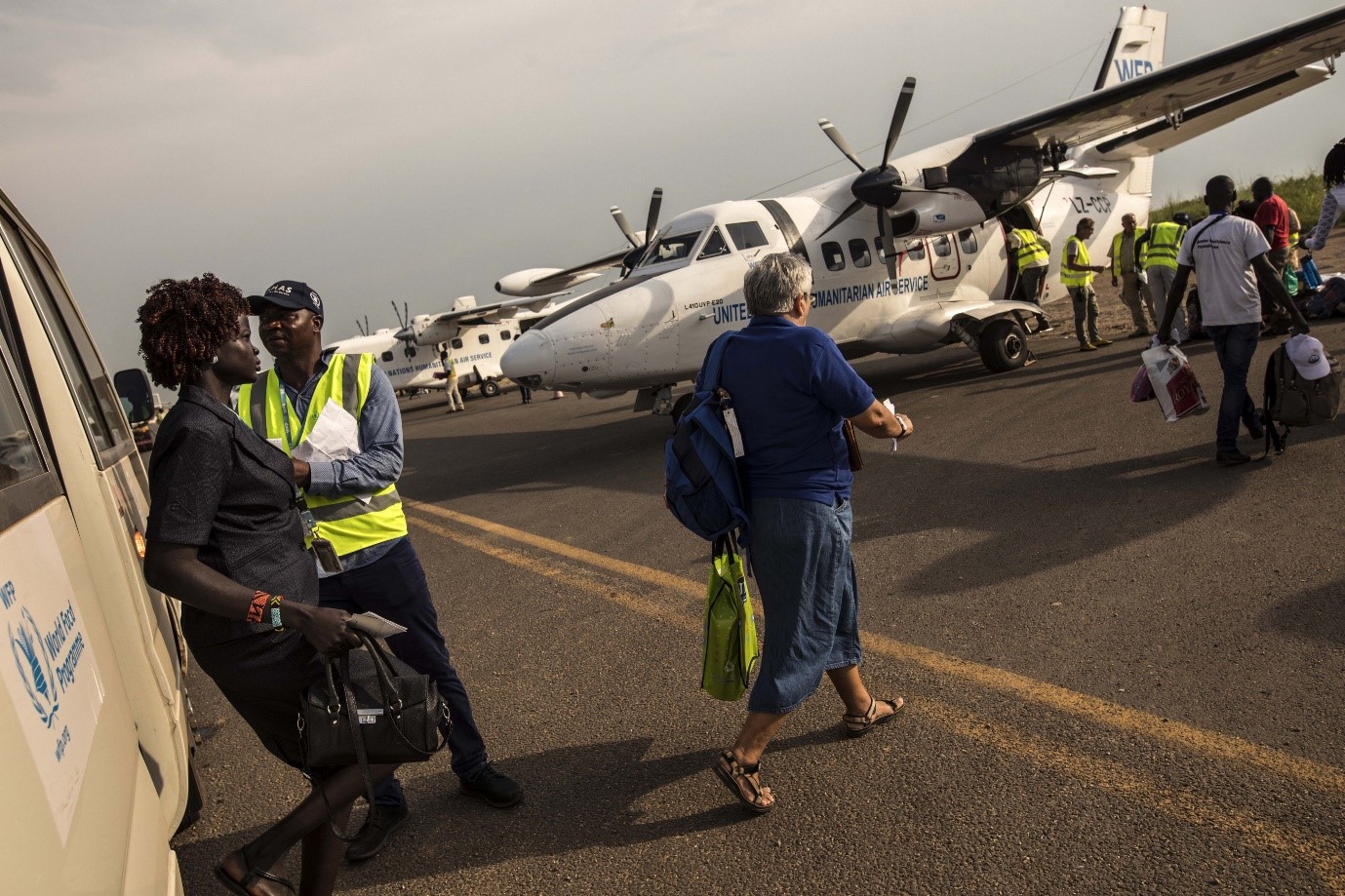 الركاب يصعدون على متن طائرة ET410 تابعة للخدمات الجوية الإنسانية للأمم المتحدة في مطار جوبا الدولي بجنوب السودان. الصورة: برنامج الأغذية العالمي/جابريلا فيفاكوا 