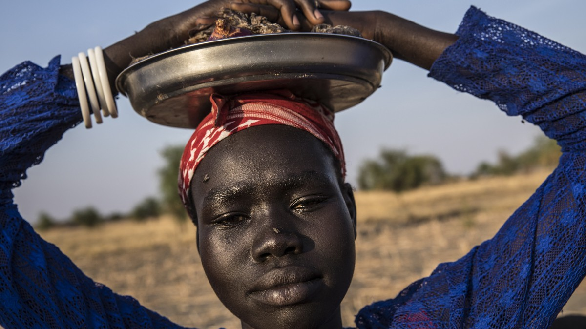 في جنوب السودان، إن الضغط الإضافي الذي وضعته جائحة كوفيد-19 على النظام الهش بالفعل يعني ارتفاعًا في معدلات انعدام الأمن الغذائي. الصورة: برنامج الأغذية العالمي / جابرييلا فيفاكوا