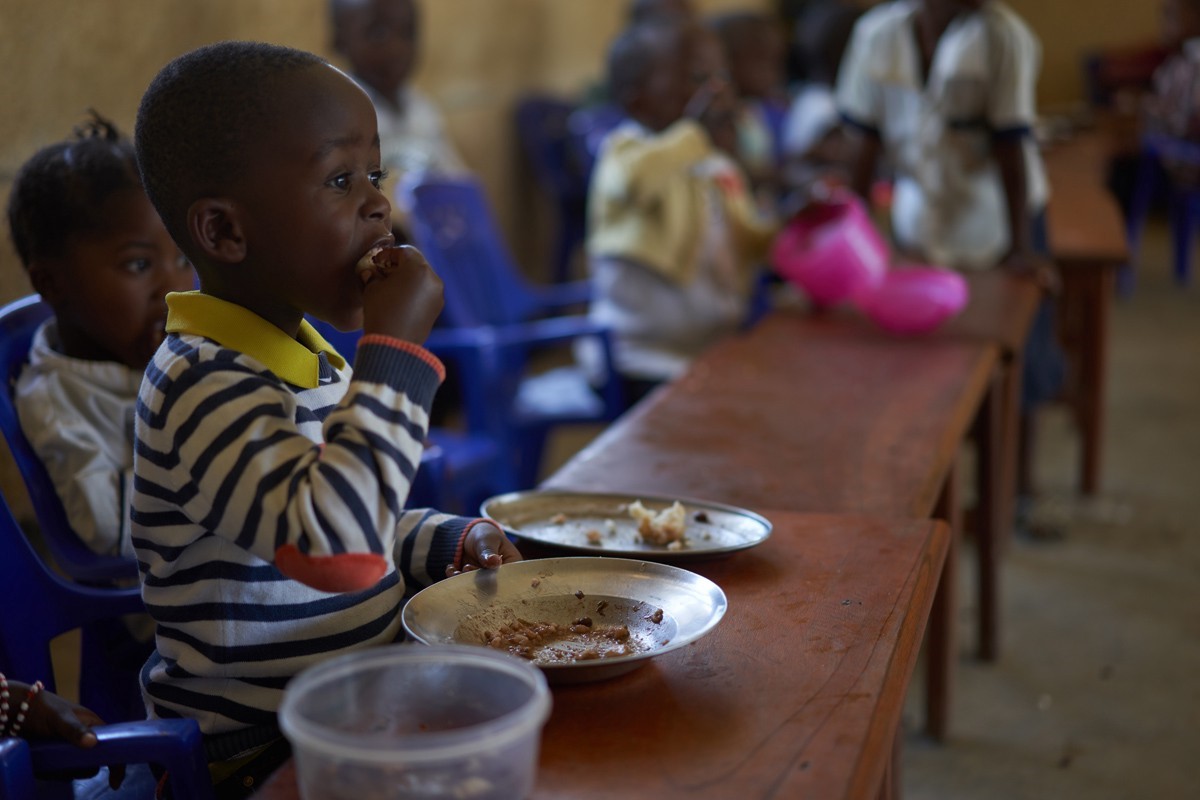 إغلاق المدارس يعني أن ملايين الأطفال لن يحصلوا على الوجبات اليومية المغذية والوجبات الخفيفة في المدرسة. الصورة: برنامج الأغذية العالمي / تشارلي موسوكا