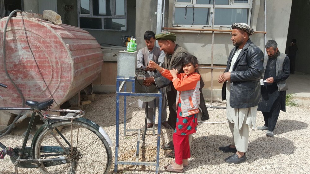 أفغانستان: المستفيدون من المساعدات الغذائية لبرنامج الأغذية العالمي، في منطقة أندخوي شمال ولاية فارياب، يغسلون أيديهم. الصورة: برنامج الأغذية العالمي / سيد صباح زاكفر