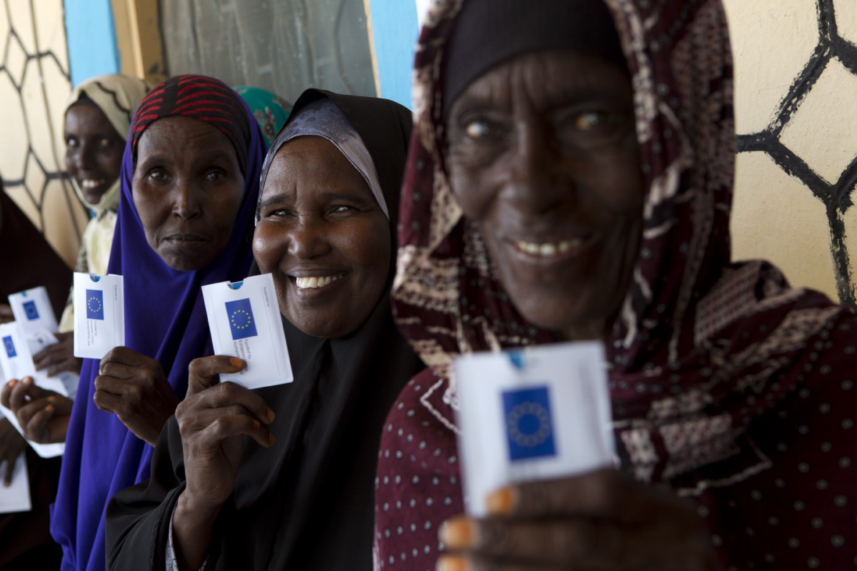 سيدات في منطقة مودوج في الصومال ينتظرن لشحن بطاقاتهن الخاصة ببرنامج التحويلات النقدية برعاية برنامج الأغذية العالمي. صورة: برنامج الأغذية العالمي/كاريل برنسلو