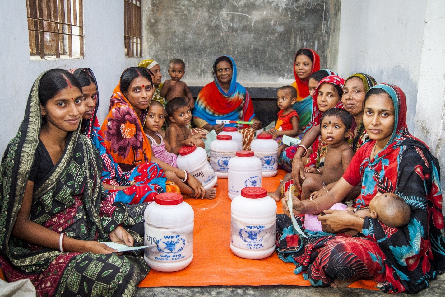 المشاركات في برنامج تدريبي لبرنامج الأغذية العالمي في منطقة ساتخيرا، بنجلاديش، يحصلن على المواد الغذائية لأسرهن، قبل فترة طويلة من انتشار وباء كورونا المستجد (كوفيد-19). الصورة: برنامج الأغذية العالمي/راناك مارتن