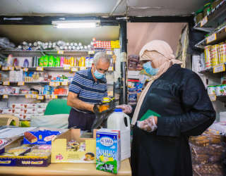 فالحة في متجرها المحلي - وهو واحد من 135 مشاركًا في برنامج التحويلات النقدية لبرنامج الأغذية العالمي في جميع أنحاء الضفة الغربية. الصورة: برنامج الأغذية العالمي / إلياس حلبي
