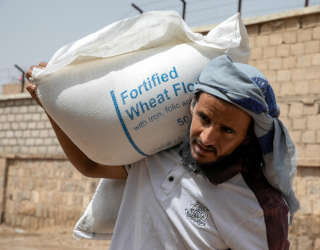 خالد يتلقى مساعدات غذائية عامة شهرية من برنامج الأغذية العالمي. الصورة: برنامج الأغذية العالمي / أنابيل سيمينغتون