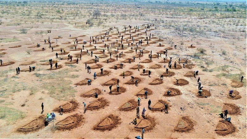 Multifunctional half-moons work in progress. After completion, the sites are seeded and in winter, a silvicultural development through the planting of woody species chosen by the communities. © WFP/Drone Africa