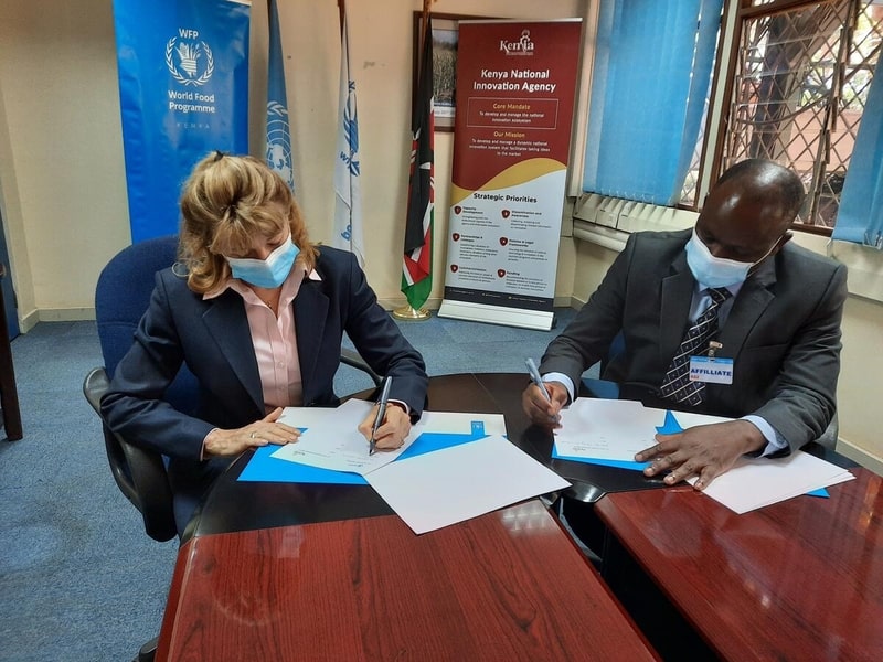 Kenya Country Director-Lauren Landis and Chief Executive Officer KENIA- Dr. Tonny Omwansa signing agreement outlining collaboration. © WFP/Vanessa Langat