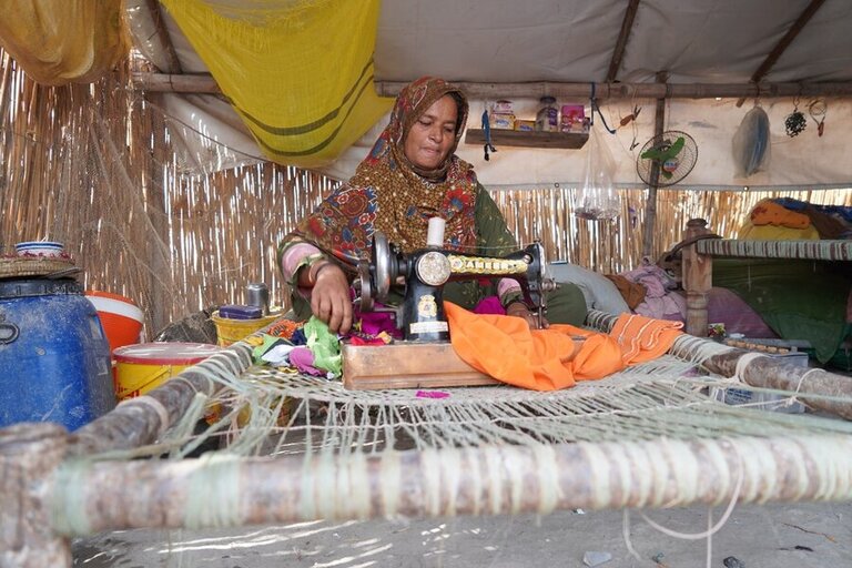 الاتحاد الأوروبي يُمكّن العائلات في باكستان من إعادة بناء حياتها بعد فيضانات عام 2022 المدمرة  