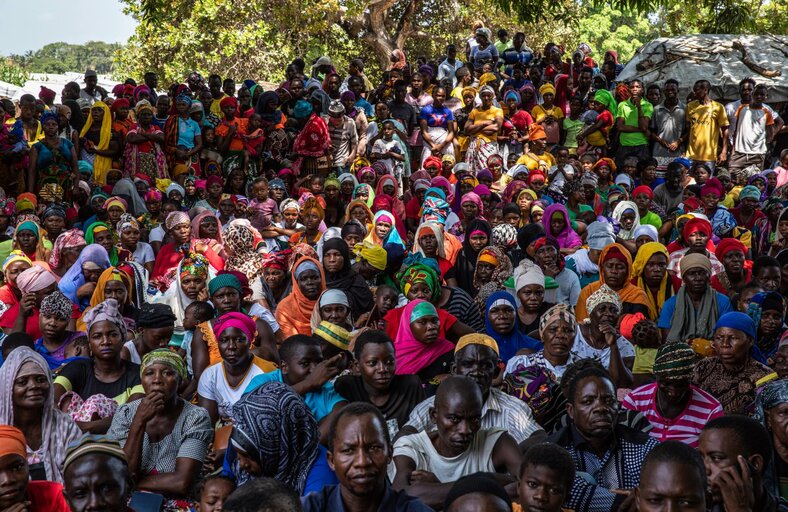 A crowded group of Mozambicans. 