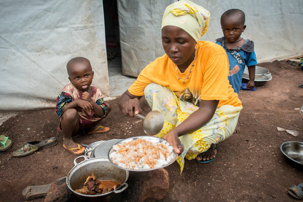 الجوع ينكمش في العالم لكن 805 ملايين شخص لازالوا يعانون نقص التغذية المزمن-- هدف الألفية الإنمائي لخفض نسبة الجياع إلى النصف لا يزال في المتناول قبيل نهاية 2015
