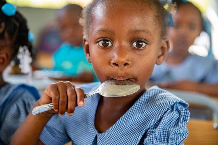 جيل بأكمله عرضة للخطر: ما يقرب من نصف من يعانون من الجوع جراء أزمة الغذاء العالمية هم من الأطفال- حسبما ورد عن برنامج الأغذية العالمي ووكالة تنمية الاتحاد الأفريقي (نيباد) واللجنة الدولية للتعليم وشركاء التعليم