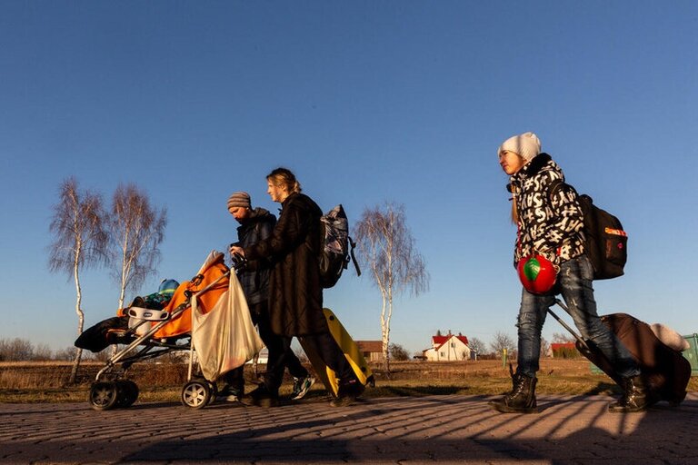 عائلة من أوكرانيا تضررت من الحرب، تسير إلى حدود بولندا