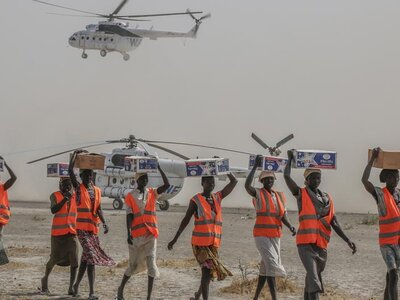 موظفون يحملون المعونة