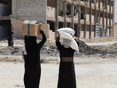 تتلقى العائلات العائدة إلى بلداتها وقراها في المناطق الريفية شمال حلب مساعدات غذائية من برنامج الأغذية العالمي للمساعدة في تلبية احتياجاتها الغذائية العاجلة ودعم عودتها إلى ديارها.