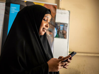 سيدة تقرأ من هاتف محمول