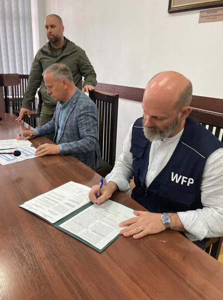 Matthew Hollingworth, WFP’s Emergency Coordinator in Ukraine, meets with Kharkiv Governor Oleh Syniehubov. A Memorandum of Understanding was signed to help coordinate their efforts. Photo: WFP/Paul Anthem