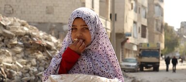 فتاة تأكل الطعام 