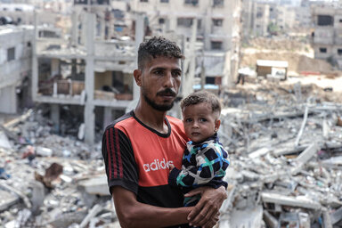 في الصورة رجل وطفل في خان يونس عام 2024