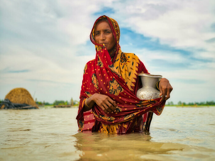 امرأة وسط الفيضان