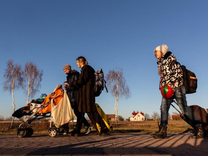 الناس يسيرون إلى حدود بولندا من أوكرانيا