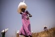 برنامج الأغذية العالمي: الصورة/سامانثا ريندرز. نساء يجمعن أكياس الطعام بعد إلقاءها من الجو في مقاطعة أورور في جنوب السودان، حيث تعاني الأسر من مستويات طارئة من الجوع. 