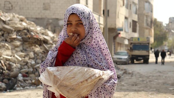 يقدم برنامج الأغذية العالمي كل شهر مساعدات غذائية لنحو 4.8 مليون شخص من المحتاجين في جميع محافظات سوريا الـبالغ عددها 14 محافظة. صورة:  برنامج الغذية العالمي/خضر العيسى