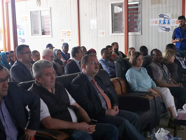 برنامج الأغذية العالمي يوفر خدمة الانترنت اللاسلكية لربط اللاجئين السوريين في مخيم بشمالي العراق بالعائلات في سوريا