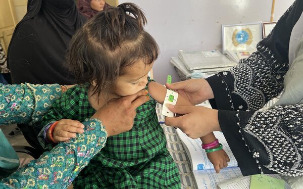 الصورة: برنامج الأغذية العالمي/إيشيتا سومرا، أم برفقة ابنتها التي تعاني من سوء التغذية، جاءتا إلى عيادة مدعومة من برنامج الأغذية العالمي في قندهار لتلقي الدعم التغذوي