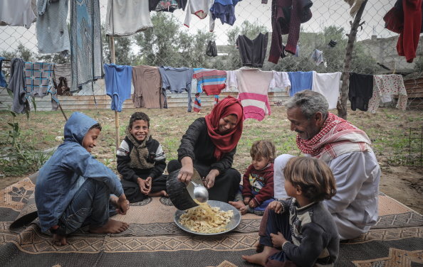 أسرة من بيت حانون في محافظة شمال غزة تجتمع مع أطفالها لتناول وجبة الإفطار.  وسط المصاعب المتزايدة في قطاع غزة ، تساعد القسائم الإلكترونية التي يوفرها برنامج الأغذية العالمي معظم الأسر الأشد احتياجاً على شراء أغذية متنوعة وصحية من المتاجر المحلية.  صورة: برنامج الأغذية العالمي/ علي جاد الله 