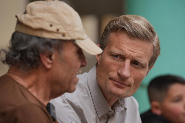 برنامج الأغذية العالمي/أريتي/محمد سلامي. يزور كارل سكاو، نائب المدير التنفيذي لبرنامج الأغذية العالمي ومدير العمليات، إحدى المدارس الحكومية التي تحولت إلى مأوى مؤقت للنازحين في بيروت، حيث بدأ برنامج الأغذية العالمي في تقديم وجبات ساخنة منذ الساعات الأولى لتصاعد الصراعات.