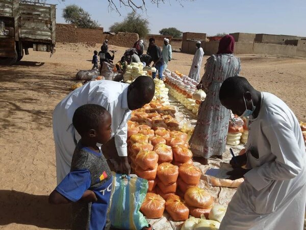 الصورة: الإغاثة العالمية. يقدم برنامج الأغذية العالمي وشريكتنا منظمة الإغاثة العالمية المساعدات الغذائية والتغذوية الطارئة في غرب دارفور، بعد أن عبرت 37 شاحنة تحمل 1300 طن متري من إمدادات المساعدات الحدود من أدري (تشاد) إلى غرب دارفور.