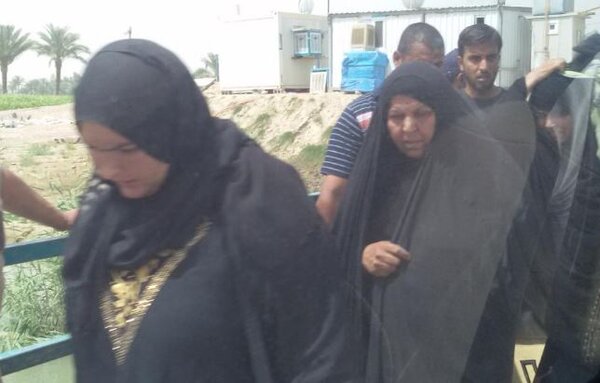 "جئنا بلا شيء..ليس لدينا شيء": الآلاف يفرون من الفلوجة حيث تزداد حدّة القتال