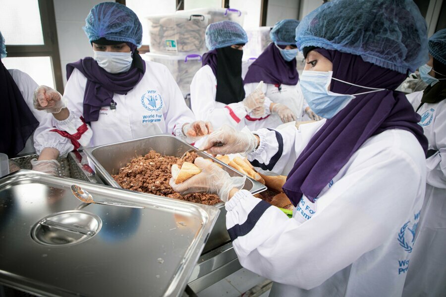 Women in a WFP-backed school kitchen in Aden prepare lunch packs. Photo: WFP/Mohammed Nasher