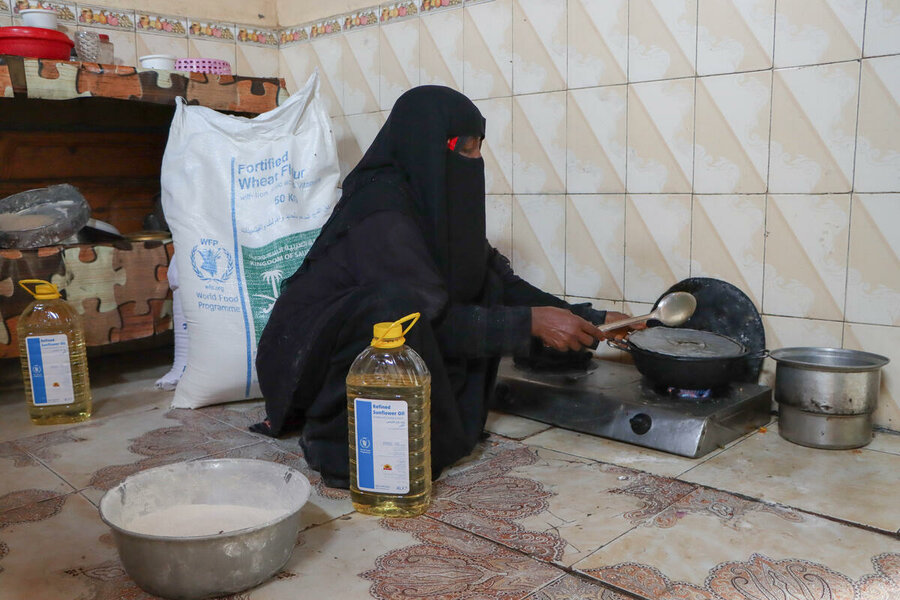 Cooking with food distributed at the WFP point in Zinjibar