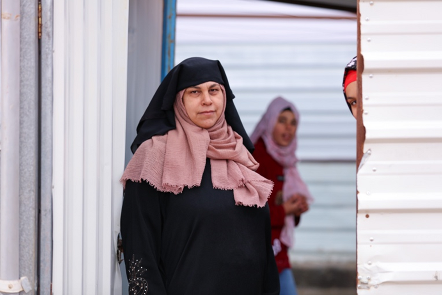 أمل تعيش في المخيم مع بناتها الستة. الصورة: برنامج الأغذية العالمي/محمد بطاح