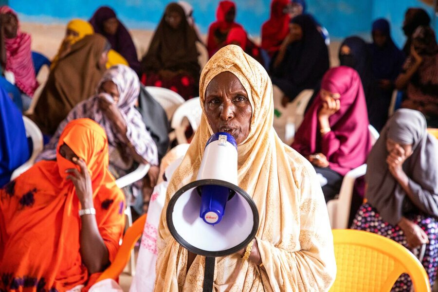 Women in Danan kebele, receiving an early warning information by community advocates in Somali Region of Ethiopia as part of an integrated early warning program to help manage the risks posed by climate hazards to food security. Photo: WFP/Michael Tewelde