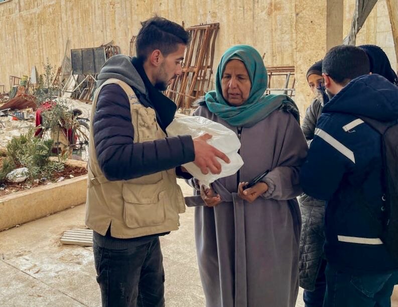 In Idlib, Syria, a woman receives WFP ready-to-eat rations following the deadly quakes. Photo: WFP/Photolibrary