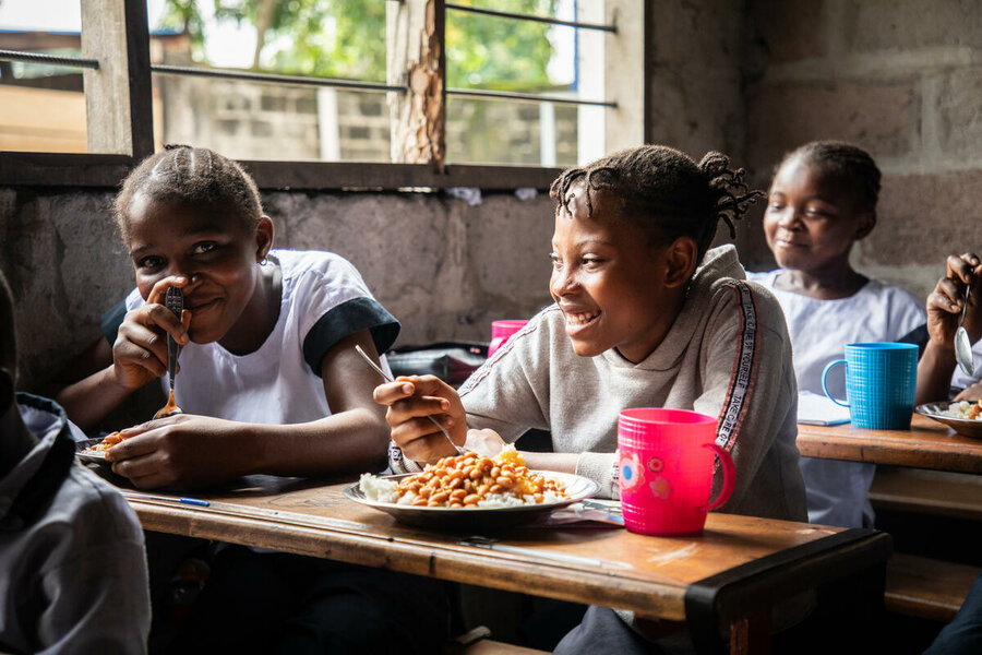 WFP supports Government school feeding initiative in Kinhasa. Photo: WFP/Vincent Tremau
