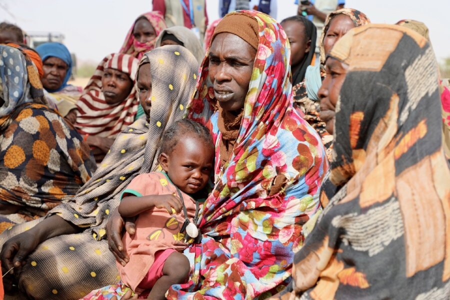 Aicha Madar fled to Chad with daughter Fatima after armed men set fire to her village in Sudan. Photo: WFP/Jacques David