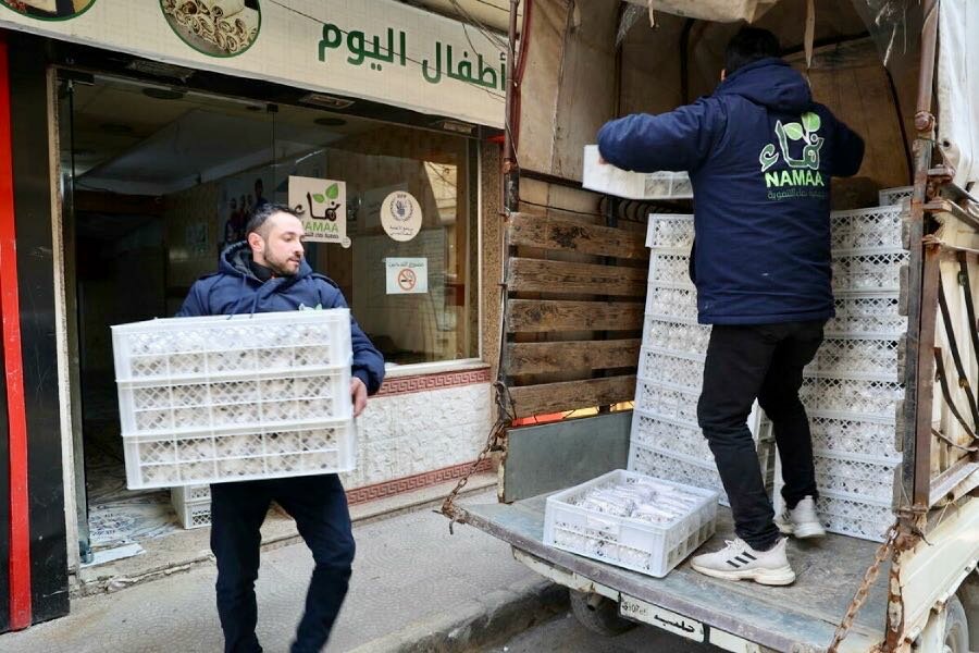 Workers carry boxes of sandwiches for quake survivors in northern Syria. Photo: WFP/Hussam Al Saleh