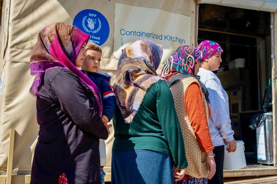 Women line up for hot meals at a WFP mobile kitchen in Kahramanmaraş, in southern Turkiye. Photo: WFP/Giulio d'Adamo