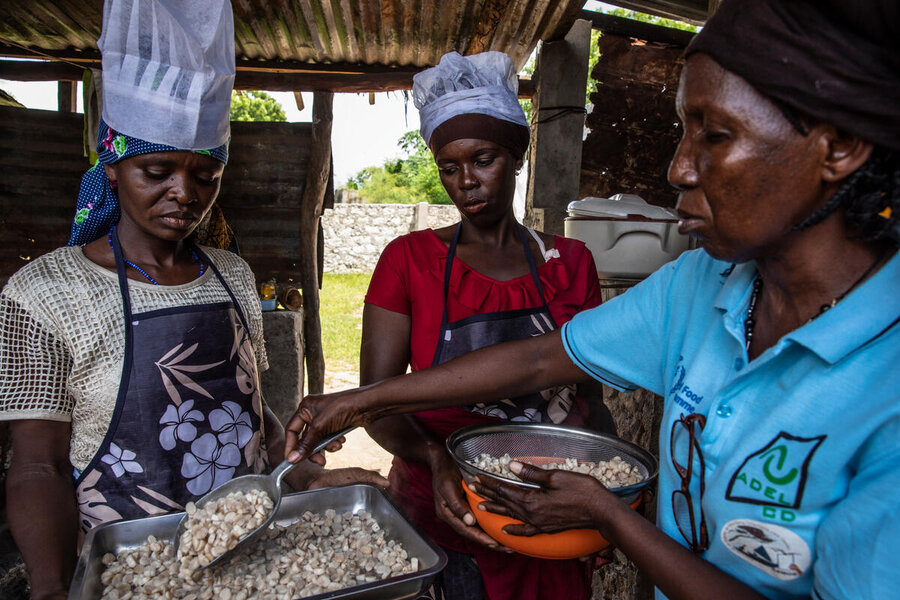 WFP trainer Anna Mandela       (R) helps build women's business skills and resilience on Mozambique's Ibo Island. Photo: WFP/Gabriela Vivacqua