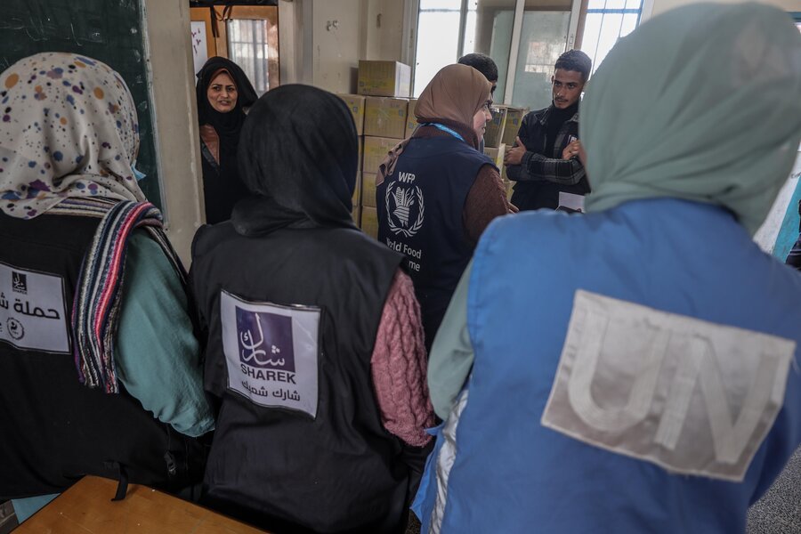 WFP and partner staff at a distribution in Gaza. Photo: Mostafa Ghrouz
