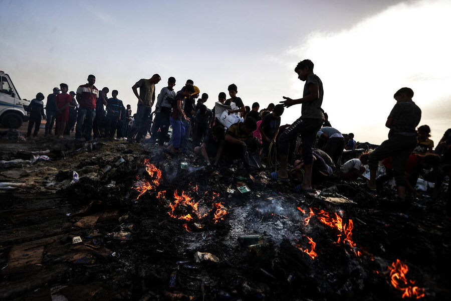 People pick up the pieces after an airstrike in the northwest of Rafah. Photo: WFP/Ali Jadallah